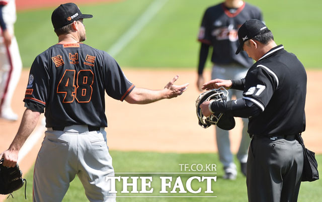 보크의 정의! 보크는 누상에 주자가 있을 때 투수가 부정 투구로 반칙을 범하는 것을 뜻한다. 지난 5월 10일 한화의 탈보트(왼쪽)가 보크 판정에 항의하다 퇴장을 당했다. /최용민 기자