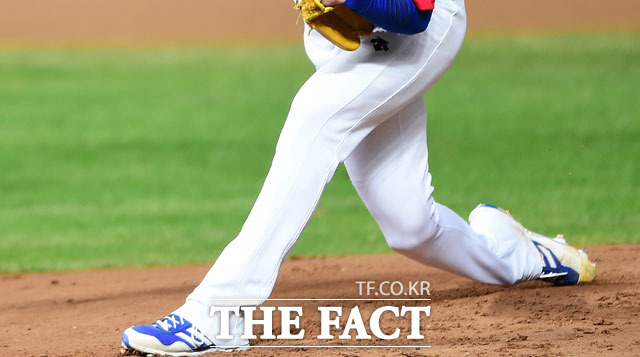 야구 룰 보크(balk). 보크가 선언되면 베이스에 있던 주자는 모두 다음 베이스로 자동 진루할 수 있다.  /더팩트 DB