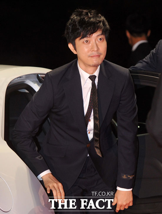 님과함께 윤건, 실제 나이는? 가수 윤건이 1975년생으로 밝힌 가운데 1975년생 스타가 주목 받고 있다. / 더팩트DB