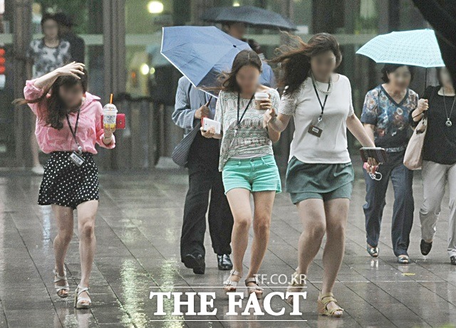 다음 주 장마 소식 있어요 기상청은 이날 서울시와 경기도 양주시, 파주시 등 모두 세 곳에 호우주의보를 발령했다. 서울에 호우주의보가 발령된 것은 올해 들어 처음이다. /더팩트DB