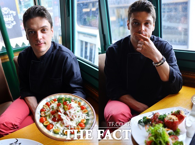 미카엘 추천 불가리아 전통 요리. 미카엘 셰프가 삽스카 샐러드(왼쪽)와 팔내니 추쉬키(오른쪽)를 직접 보여주며 불가리아 전통 요리를 설명했다. /더팩트DB