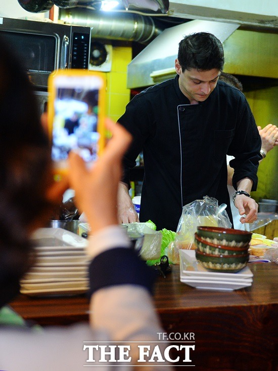 그렇게 찍으면 부끄러워요 미카엘 셰프의 요리하는 모습을 손님들이 휴대전화 카메라로 찍기 바쁘다. /더팩트DB