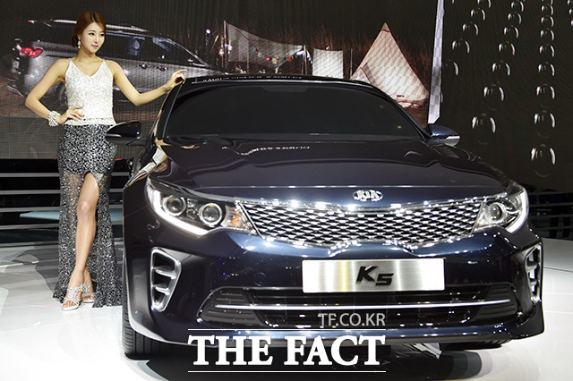 수려한 K5 자태 공개 기아자동차가 21일 신형 K5의 출시를 알리며 사전 계약에 들어간다고 밝혔다./더팩트DB