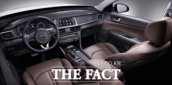 신형 K5는 휴대폰 무선충전 시스템, 동승석 위치 조절 장치(동승석 워크인 디바이스), 긴급 제동 시스템(AEB)이 각각 국산 중형차 최초로 적용하는 등 첨단 편의사양을 대거 도입됐다.