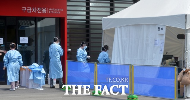 정부 메르스 사태 진정 국면 메르스 사태가 전국을 공포에 몰아 넣은 가운데 22일 오후 5시 기준 감염자는 172명, 사망자 27명, 격리자 3833명, 퇴원자 50명을 기록하고 있다. /문병희 기자