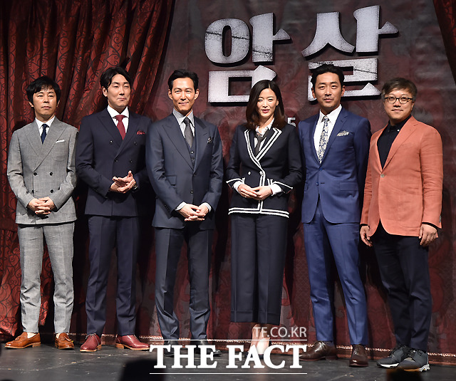 암살 촬영장 분위기 훈훈. 배우 조진웅(왼쪽 두 번째)이 영화 암살에 출연하게 된 이유로 전작 명량을 꼽았다. /이새롬 기자