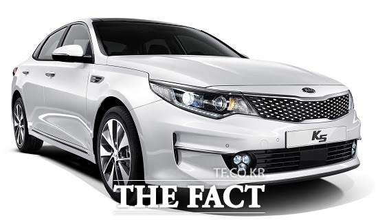 기아차, 신형 K5 사전계약 개시…80만 원 이상 혜택 제공 기아자동차는 다음달 중순 출시 예정인 신형 K5의 주요 사양 및 제원과 가격대를 공개하고, 22일부터 전국에 있는 기아차 영업점에서 사전계약을 시작한다고 밝혔다. / 기아자동차 제공