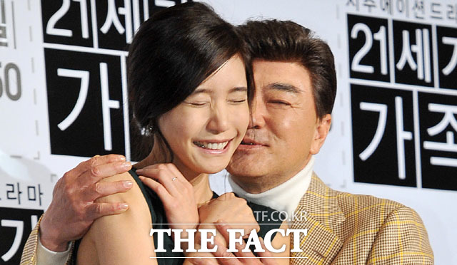 힐링캠프 이덕화. 이덕화가 딸 이지현과 함께 힐링캠프에 출연한 가운데 과거 자신의 재산을 언급한 것이 눈길을 끌고 있다. 사진은 이덕화가 2012년 tvN 시추에이션드라마 21세기 가족 제작발표회에 참석한 모습. /더팩트 DB