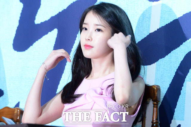 아이유 입술 사이 재조명. 아이유 입술 사이의 가사가 관심을 모으고 있다. / 남윤호 기자