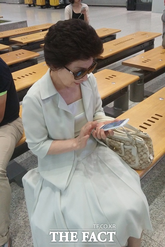 자랑스런 딸! 박은선 어머니 이종순 씨가 딸에게 보낸 문자 메시지를 보고 있다.