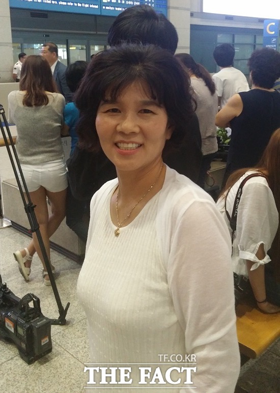 설렌 기다림! 전가을을 기다리는 어머니 유경옥 씨가 24일 인천국제공항에서 밝게 웃고 있다. / 인천국제공항 = 이현용 기자