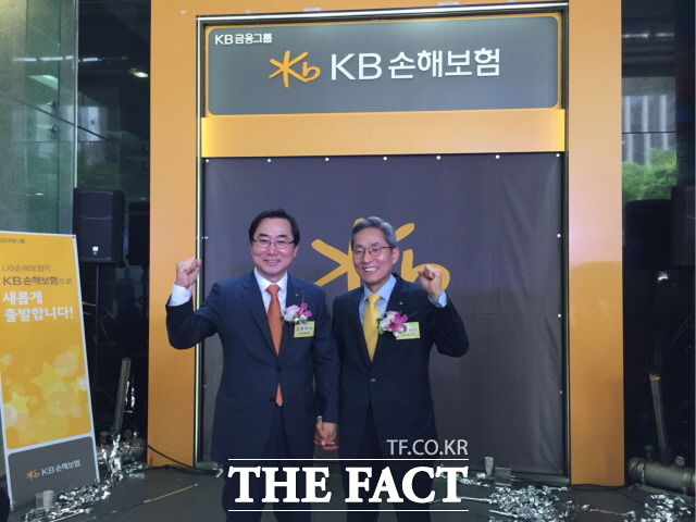 KB금융 24일 출범식 열어 24일 KB손해보험 출범식에서 초대 대표이사인 김병헌 KB손보 사장(왼쪽)과 윤종규 KB금융지주 회장이 힘찬 출발을 자축했다. /황진희 기자