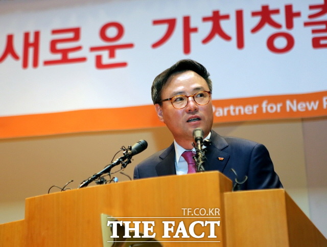 통신 산업 위기 돌파 지난 4월 23일 오전 서울 중구 을지로 소재 SK텔레콤 본사 사옥에서 열린 기자간담회에서, SK텔레콤 장동현 사장이 미래 성장을 위한 ‘3대 차세대 플랫폼 혁신’ 전략을 발표하고 있다./ SK텔레콤 제공