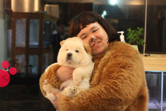 정세협과 차오차오. 개그맨 정세협이 백혈병 투병 중인 사실이 알려져 주위를 안타깝게 하는 가운데 과거 차오차오와 찍은 사진이 눈길을 끌고 있다. /SBS