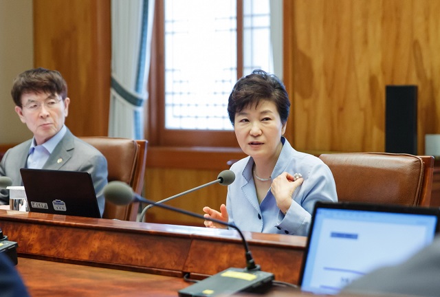 충분한 논의 없었다 박근혜 대통령이 25일 국무회의서 국회법 개정안에 대해 사실상 거부권을 행사했다./청와대 제공