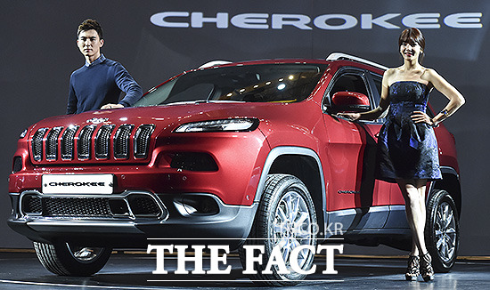 국토부, 5만3672대 차량 자진리콜 실시 국토교통부가 지프 체로키(사진)를 비롯, 캐딜락, 말리부, 캡티바, 타카타 에어백 장착 차량 등 모두 5만3672대 차량에 대해 자진리콜을 실시한다. /더팩트DB