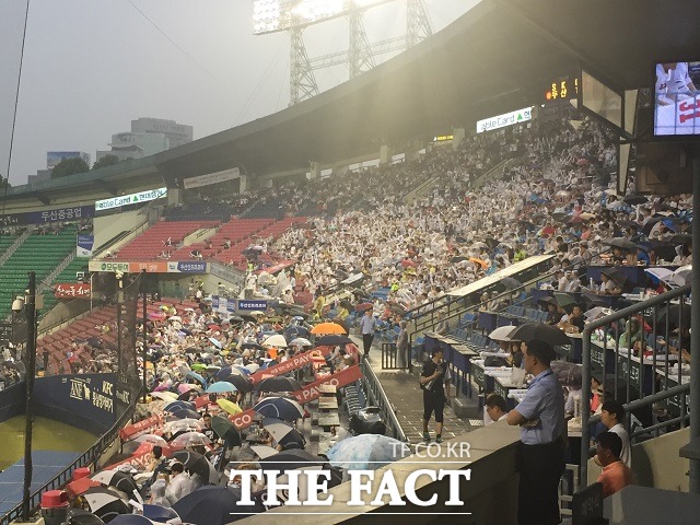 비오는 잠실구장 25일 SK-두산전엔 비가 오는 궂은 날씨에도 7260명의 팬들이 경기장을 찾았다. / 잠실구장 = 이성노
