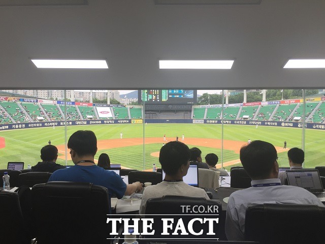 충격에 휩싸인 기자실 25일 SK-두산전을 앞두고 기자실은 임태훈 은퇴 소식에 술렁였다. / 잠실구장 = 이성노