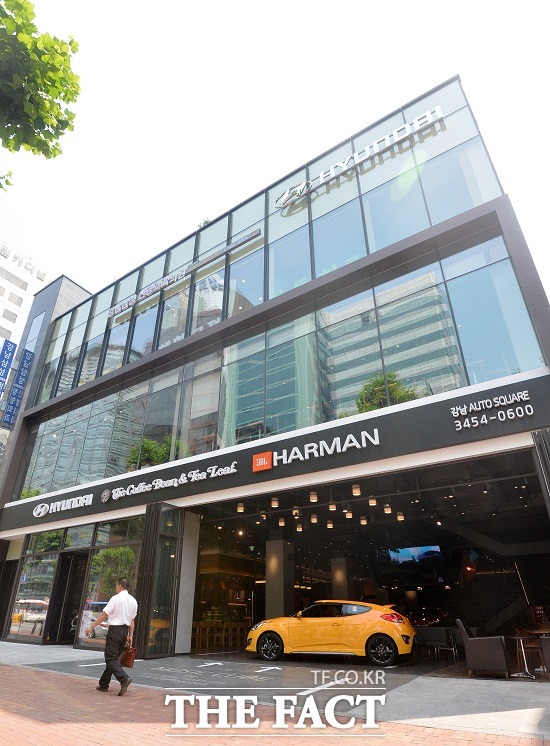 신개념 문화공간 현대차 강남 오토스퀘어  현대차가 100억 원을 투자해 세운 강남역 오토스퀘어 매장은 일반적인 자동차 대리점의 구성 요소에서 벗어나 신개념 문화공간으로 새롭게 태어났다. / 문병희 기자