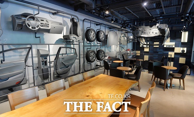 현대차는 2층 한쪽 벽면 전체에 현대차의 대표적인 베스트셀링 모델인 LF쏘나타를 구성하는 모든 부품을 한눈에 볼 수 있도록 전시했다.