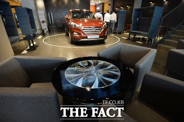 실제 제네시스에 적용되는 알로이 휠을 장착한 타이어와 엔진 실린더를 활용한 테이블에서도 브랜드 이미지 변신을 위한 현대차의 세심한 노력을 엿볼 수 있다.