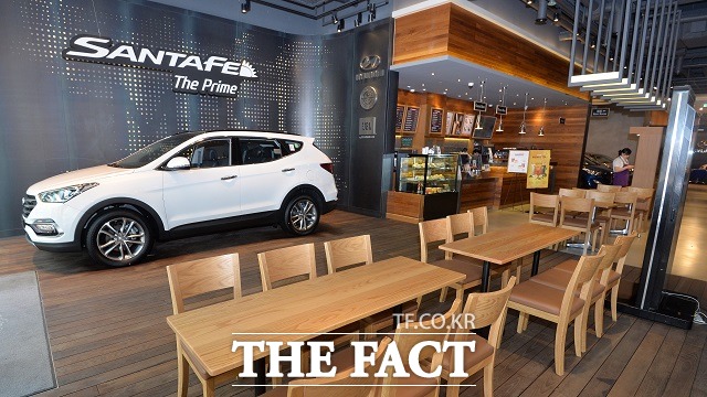 오토스퀘어 내부로 발걸음을 옮기면 유명 커피프랜차이즈 커피빈 매장이 마련돼 있다.