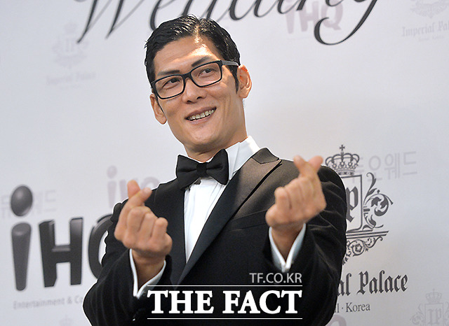 박준형, 신부 향한 손가락 하트 god 박준형이 결혼식에 앞서 열린 기자회견에서 포즈를 취하고 있다. /문병희 기자