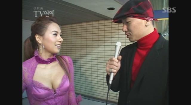 채연 노출 의상에 리포터 안절부절! 채연이 노출 의상으로 인터뷰에 응해 리포터의 정신을 쏙 빼놨다. / SBS 방송 캡처