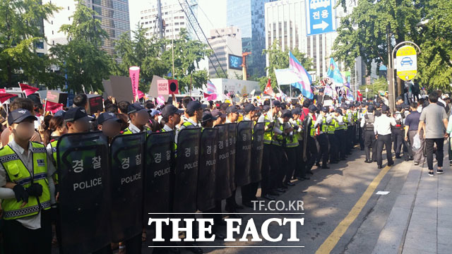 긴장 경찰은 성소수자들과 보수 기독교 단체의 충돌을 막기 위해 통제에 열을 올렸다. /서울광장=이성락 기자