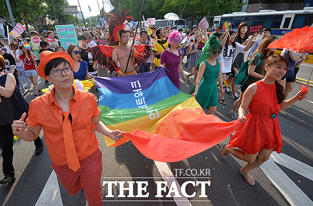 차별 없는 세상을 향해 28일 오후 5시 서울광장에서 제16회 퀴어문화축제 퍼레이드가 진행됐다. /서울광장=문병희 기자