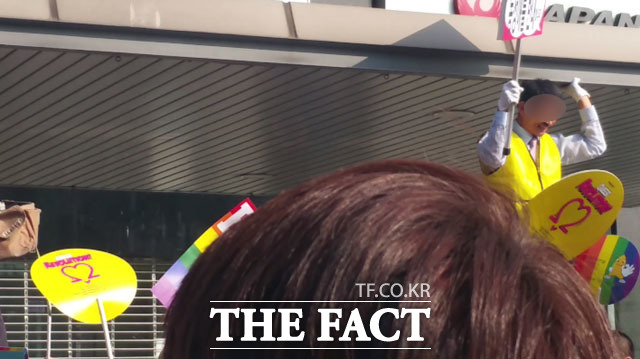 그냥 즐겨요 퀴어퍼레이드에 참여한 시민들은 성소수자, 보수 기독교 단체 모두에게 환호를 보냈다. /서울광장=이성락 기자