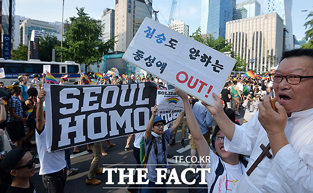 동성애 반대 28일 서울광장 한편에는 동성애를 반대하는 보수 기독교 단체들의 집회가 열렸다. /문병희 기자