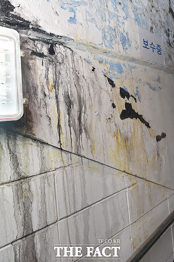 누수로 인해 흥건하게 젖은 제2롯데월드 인근 잠실역 공영주차장. /더팩트DB