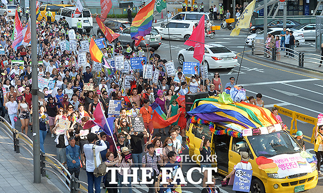 행진 퀴어퍼레이드에 참여한 성소수자들과 시민들. /문병희 기자