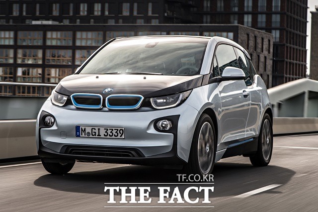 BMW i3, 전기차 보조금 전기승용차 부분 51.5% 차지 서울시가 진행하는 2015년도 전기차 민간보급 사업 공모에서 BMW의 전기차 BMW i3의 신청자 수가 424명을 기록했다. / BMW 코리아 제공