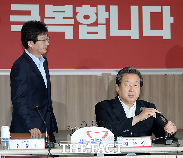 사퇴 위기 극복할 수 있을까? - 당내 사퇴 압박을 받고 있는 유승민 원내대표(왼쪽)가 연평해전 13주기를 맞은 지난달 29일 오전 경기도 평택상공회의소에서 열린 최고위원회의에 참석하고 있다. /평택=임영무 기자