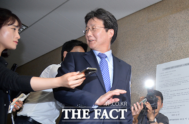 미소 짓지만 고민은 천근만근 - 새누리당 유승민 원내대표 거취를 놓고 29일 오후 서울 여의도 국회에서 열린 긴급 최고위원회의에 유 원내대표가 참석하고 있다. /국회=문병희 기자