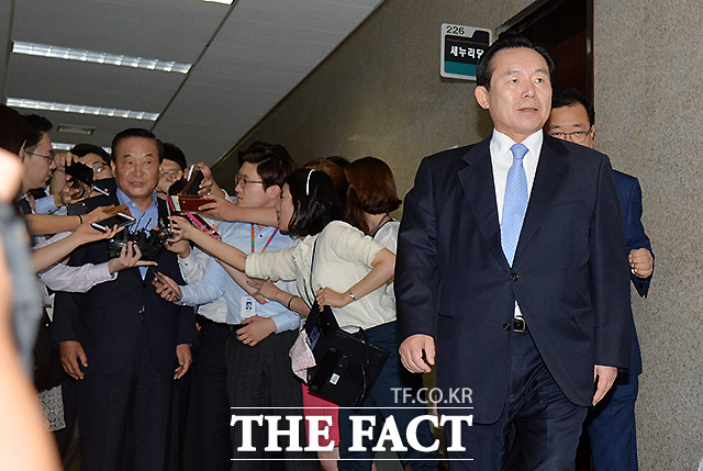 기자들에 둘러싸인 서청원, 역시 친박연대 출신이 인기가 많아 그러니까…유승민 원내대표는 물러나야