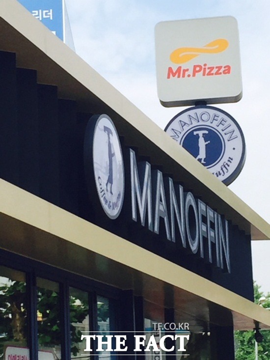 미스터피자는 가맹점주들로부터 매출의 4%를 광고비로, 3%를 로열티로 징수하고 있다.