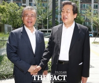 [TF포토] 악수하는 문재인과 김무성 대표