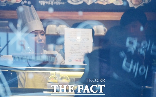 우주여신 조민아 베이커리. 조민아는 서울 구로구 오류동에서 베이커리를 운영하는 도중 가격이 비싸다는 지적과 위생논란에 몸살을 겪었다./배정한 기자