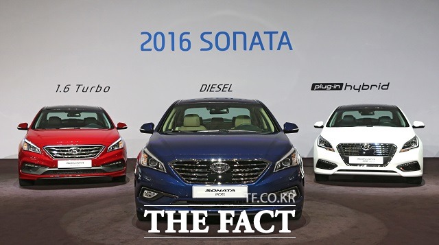 현대차, 2016년형 쏘나타 7가지 모델로 새 단장 현대자동차의 대표 중형세단 쏘나타가 기존 2.0 가솔린 중심의 라인업에서 1.7 디젤, 1.6 터보, 플러그인하이브리드 모델을 추가해 가지 라인업의 2016년형 모델로 새 단장해 2일부터 판매에 들어간다. / 현대자동차 제공