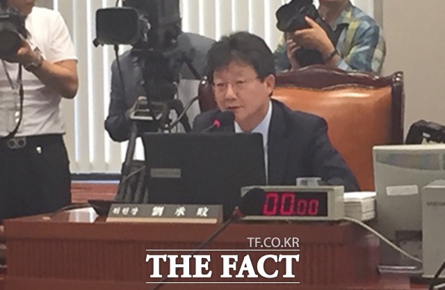 할 일만 합시다 위원장으로서 이날 회의를 주재한 유 원내대표는 자신의 거취와 관련한 공방 자제를 당부하고, 정책질의 등에 집중하도록 유도했다./국회=서민지 기자