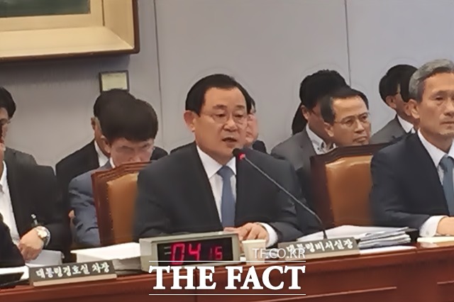 새누리 불참 통보 지시 안 했다 이병기 청와대 비서실장이 3일 국회 운영위원회에 출석해 회의 일정 연기 논란 등과 관련한 강동원 새정치민주연합 의원의 질의에 대답하고 있다./국회=서민지 기자