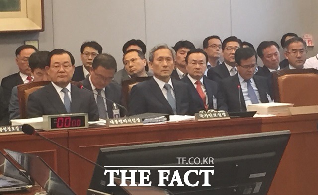 왜 나한테 그래 이날 야당은 지난달 25일 박근혜 대통령이 정부 시행령에 대한 수정요청권을 강화한 국회법 개정안에 대해 위헌 소지를 들어 거부권을 행사한 데 대해 이 비서실장(왼쪽)을 상대로 추궁했다./국회=서민지 기자