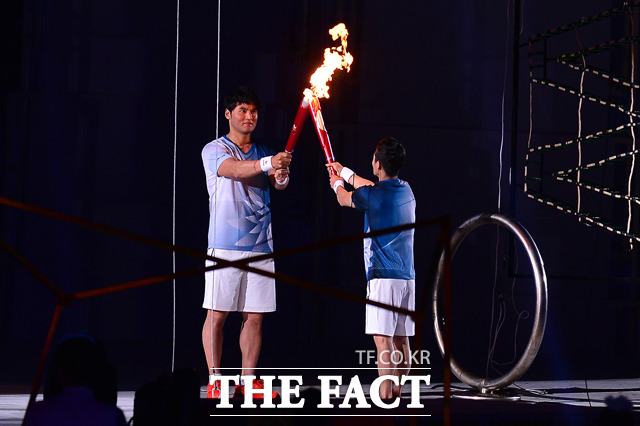 스포츠 스타의 점화! 2015 광주 하계유니버시아드의 개막식이 3일 오후 열린 가운데 박찬호(왼쪽)가 양학선에게 성화를 전달받고 있다. / 광주유니버시아드주경기장 = 남윤호 기자