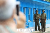 [TF포토] 남측 상황 주시하는 북한군