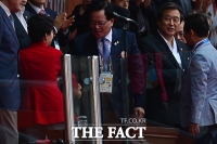 [TF포토] 박근혜 대통령과 악수 나누는 정의화 국회 의장
