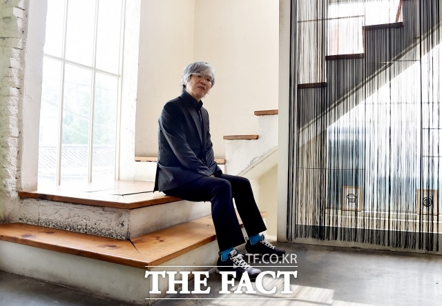 이래봬도 패셔니스타다 임상수 감독은 검은색 슈트를 입고 나와 남다른 패션 센스를 자랑했다. /이새롬 기자