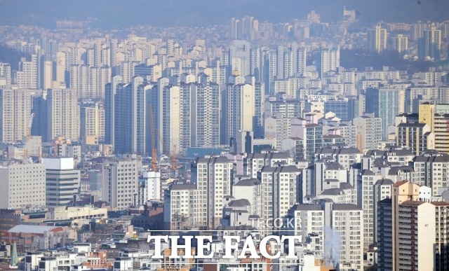 서울 아파트 전세가,  매매가 대비 70.3% 24일 KB국민은행 주택가격동향 자료에 따르면 7월 기준 서울 아파트 전세가가 매매가 대비 70.3%를 기록했다. /더팩트DB